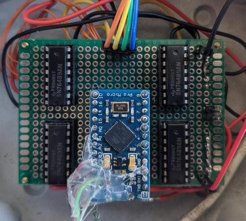 4 chips on a protoboard with an Arduino